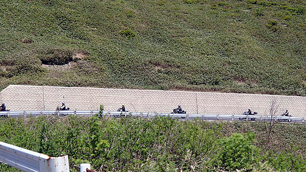 ツーリング中のバイクも巻き込まれる